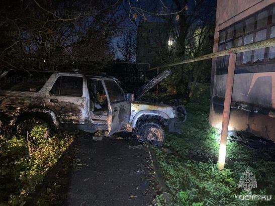 Под Орлом легковушка врезалась в дом и загорелась