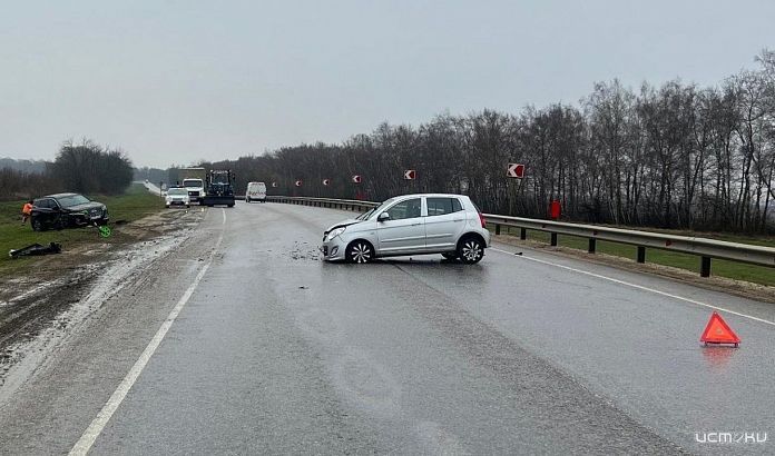 На орловской трассе не разъехались две иномарки. Пострадал ребенок