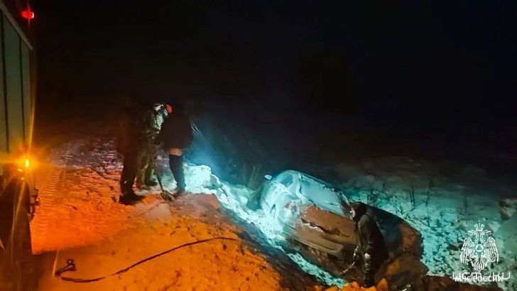 Орловские спасатели за прошедшую ночь несколько раз доставали машины из кюветов