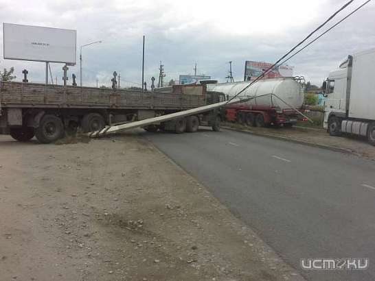 В Орле «КамАЗ» врезался в опору линии электропередач