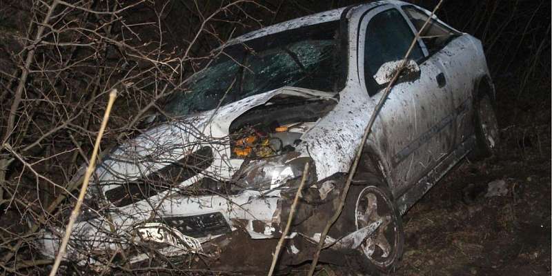 На Орловщине двое мужчин получили травмы, слетев на «Опеле» с трассы 