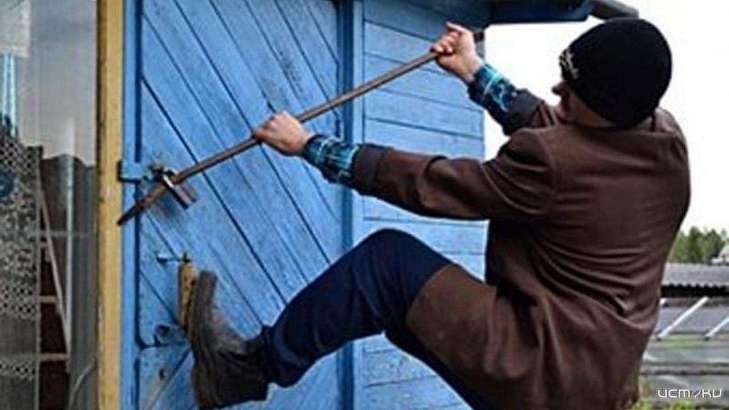 В Залегощенском районе мужчина выломал окно, чтобы украсть посуду и еду