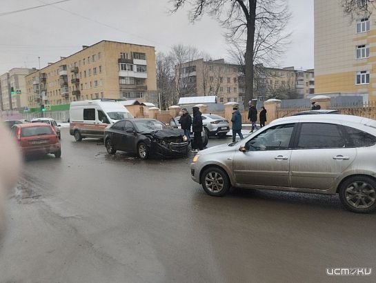 На ул. Пионерской не разъехались два автомобиля