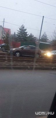 В Орле автомобиль катался по трамвайным рельсам