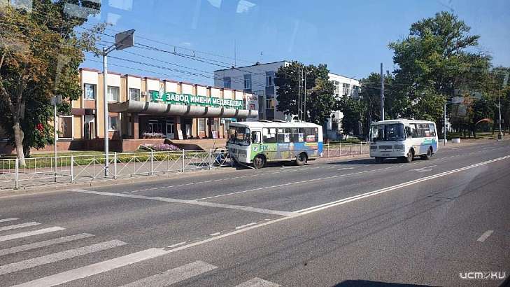 В районе завода им. Медведева водитель автобуса снёс дорожное ограждение