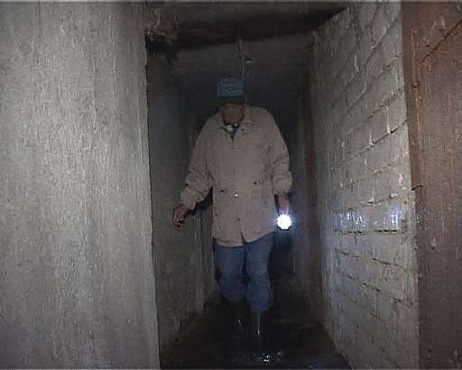 Подвал дома жильцов на Московском шоссе превратился в местный водоем Подвал дома жильцов на Московском шоссе превратился в местный водоем