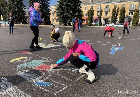 Орловские полицейские провели конкурс рисунков на асфальте для детей 