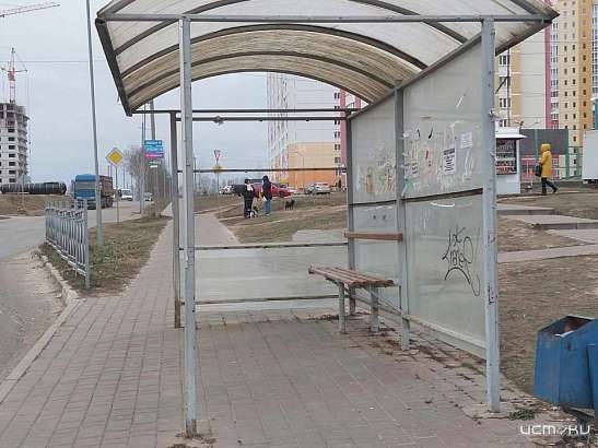 Жители мкр Болховский жалуются на легко разваливающиеся остановочные павильоны