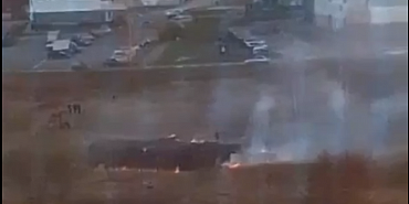 Орловчанин заснял как подростки поджигают траву в Орле на территории Северного района