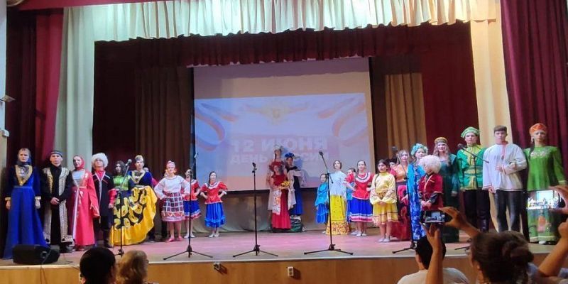 В Хотынецком районе ко Дню России прошла концертная программа «Россия в наших сердцах»