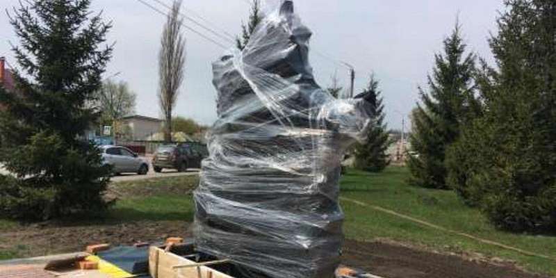 В Ливнах установили памятник из снарядов Второй мировой