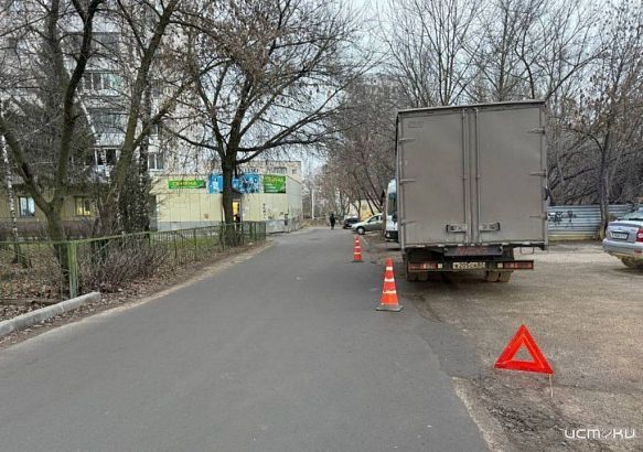 В Орле пенсионерка попала под колеса грузовика во дворе дома