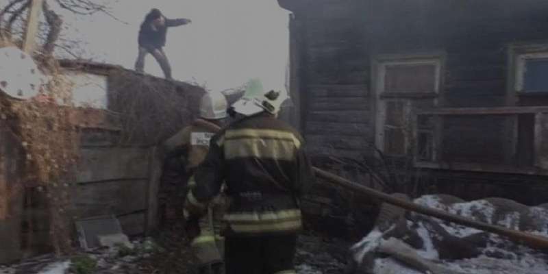 В Орле вспыхнул деревянный дом: подробности серьезного пожара