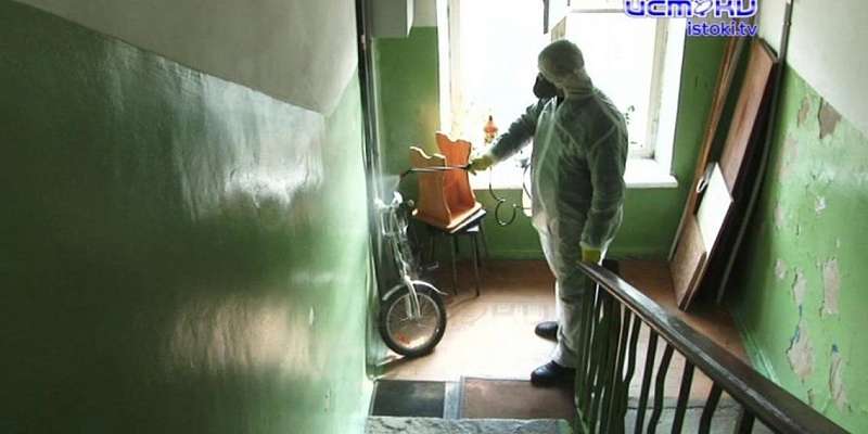 В Орле начали дезинфекцию подъездов, а горящая трава окружает жилые дома