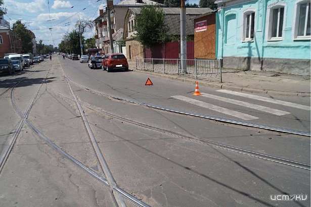 В Орле на пешеходном переходе автомобиль сбил девочку В Орле на пешеходном переходе автомобиль сбил девочку