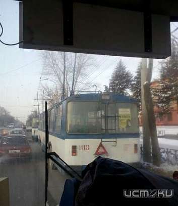 Обрыв на линии: в Орле троллейбусы парализовали движение на ул. Московской