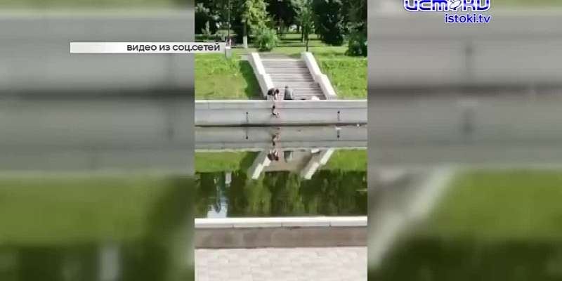 Очевидцы засняли женщину, которая едва не сбросила ребенка в Оку, а гипермаркеты «Линия» могут купить петербуржцы. Новости за 90 секунд