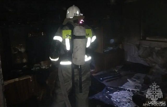 В Орле горело жилое двухэтажное здание на улице Никольской