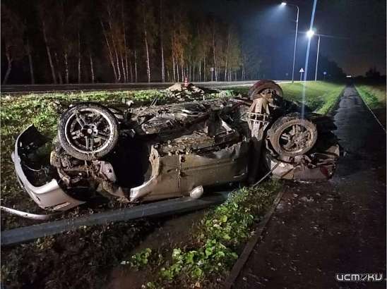 Под Орлом «Мерседес» снес световую опору и перевернулся