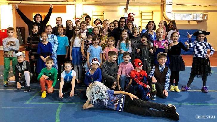 «Властелины воланов»: орловские бадминтонисты сменили привычную спортивную форму на новогодние костюмы