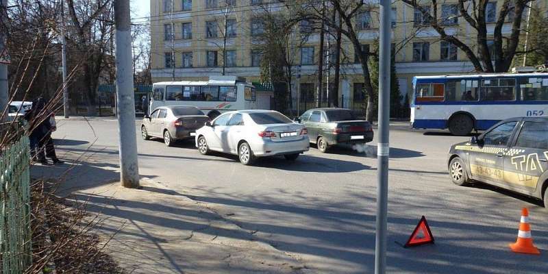 Кто кого догнал: в Орле столкнулись две попутные иномарки