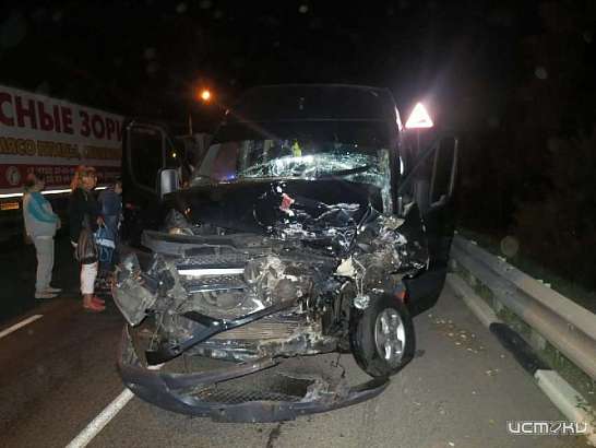 На Орловщине в ДТП с грузовиками пострадали четверо пассажиров микроавтобуса 