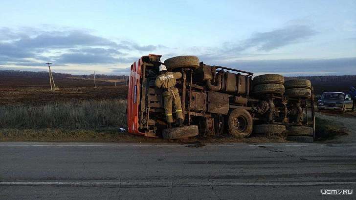 Между Новосилем и Корсаково в пятницу, 13-го опрокинулся КамАЗ