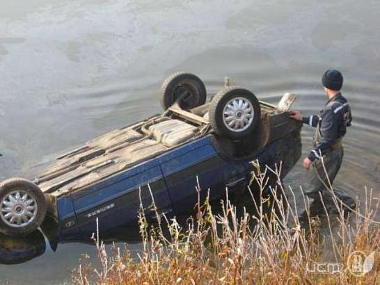 В Орловской области молодой водитель погиб, опрокинувшись на машине в водоем