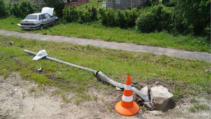 На Орловщине водитель ВАЗа «уронил» дорожный знак и врезался в дерево