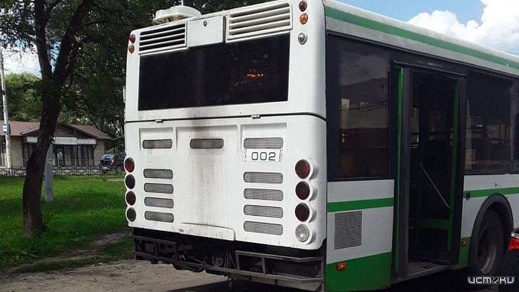 Фотофакт: столичный автобус в Орле потерял бампер в пути