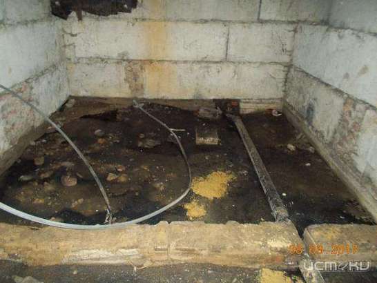 В Орле жилой дом затопило канализацией. Фото 