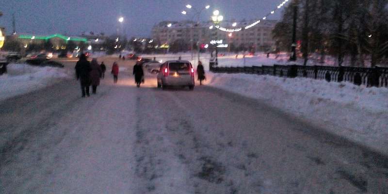 В объективы орловчан попал «гонщик» на Александровском мосту