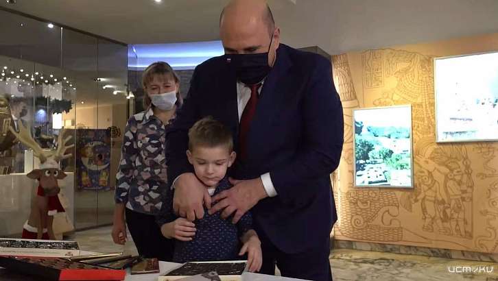 Мишустин сводил юного орловчанина на кондитерскую фабрику Мишустин сводил юного орловчанина на кондитерскую фабрику