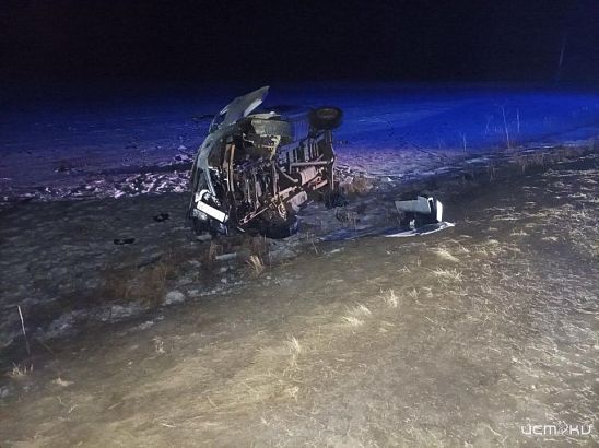 На Орловщине пьяный водитель опрокинул фургон с женщиной и ребенком