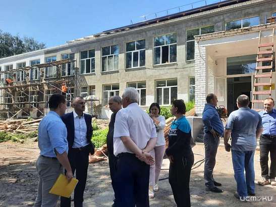 В Орловской области Владимир Ивановский проконтролировал ремонт школы