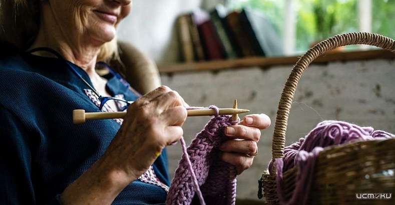 Пенсионеры из Орловской области вяжут носки, перчатки и варежки для солдат, принимающих участие в СВО