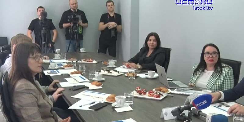 В Брянске организовали пресс-конференцию для СМИ. На вопросы журналистов отвечали начальник ФКУ Москва — Бобруйск Александр Яхнюк и директор филиала Ф...