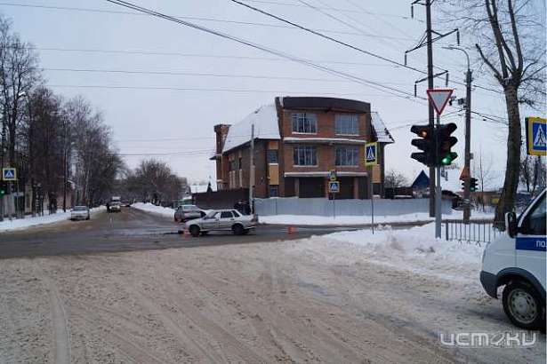 В Орле «ВАЗ» столкнулся с «Киа». Пострадала женщина