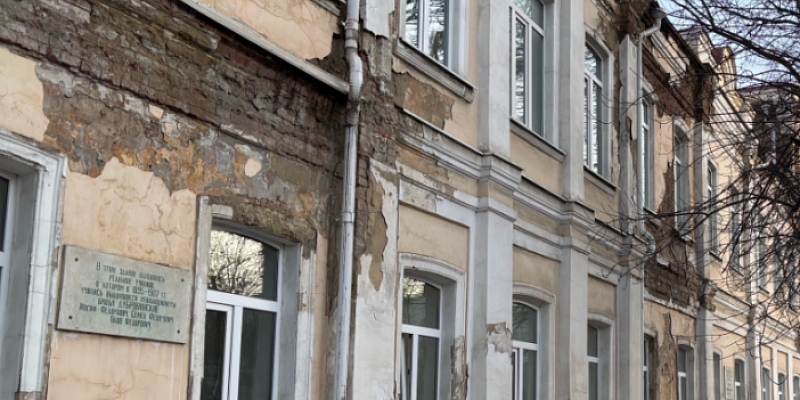 Разрушающийся фасад дома детского творчества на Комсомольской в Орле продолжит пугать орловчан и туристов своим видом