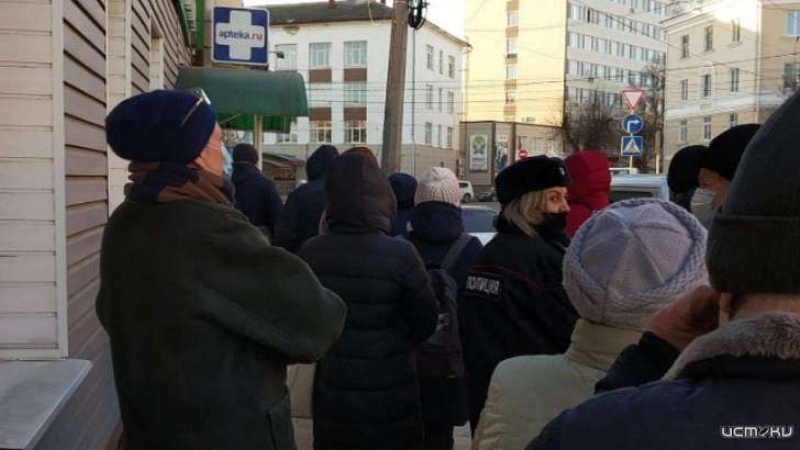 Орловчанка предложила Клычкову и Залогину постоять с ней в очереди за лекарствами