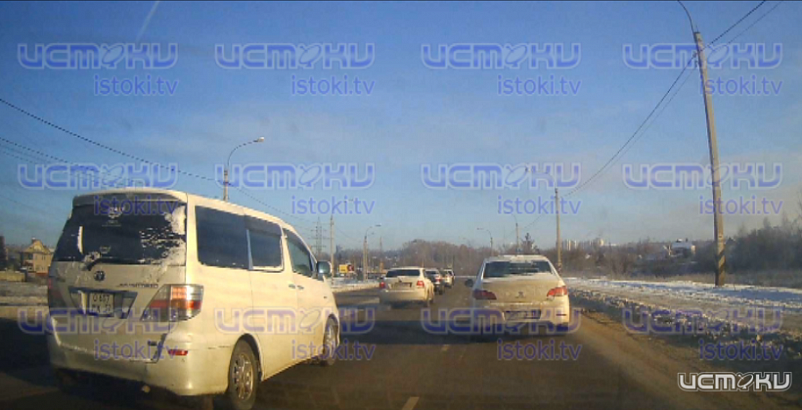 Заработавший светофор снова создает пробки