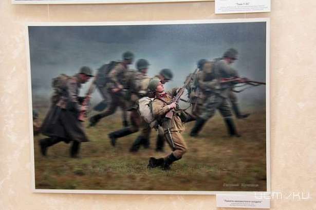 В областной администрации открылась фотовыставка "Ни шагу назад"