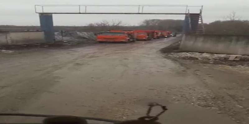 Видео: в Орле водители мусоровозов выстраиваются в очередь и тратят часы на разгрузку