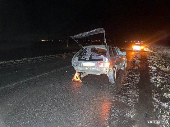 Пассажир «Лады» был госпитализирован после того, как машина с трассы опрокинулась в кювет