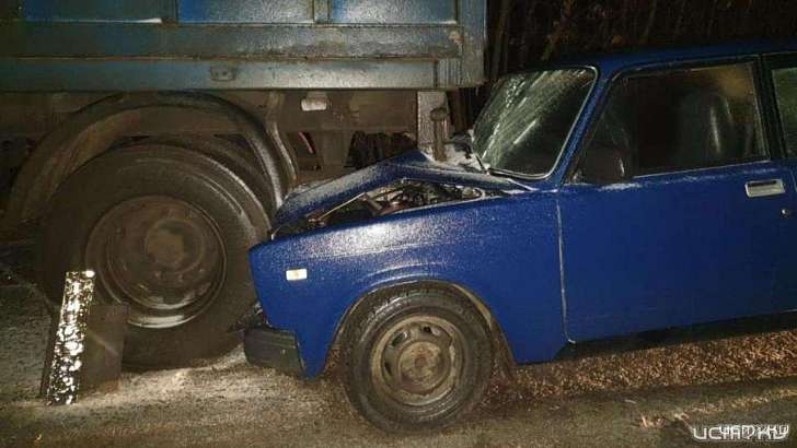 В Орловской области «пятерка» въехала в стоявший КамАЗ