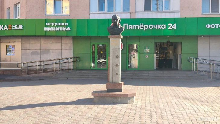 У бюста Евгения Аграновича в Орле повреждена табличка