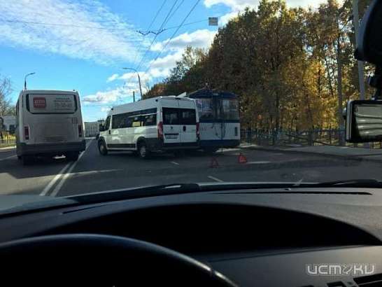 В Орле маршрутка «подрезала» троллейбус