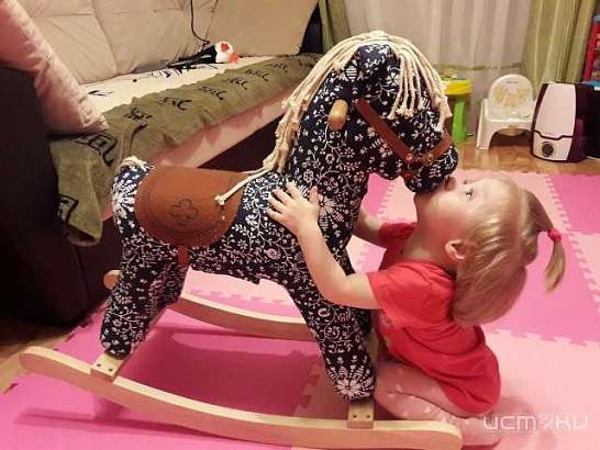 Крепко сидит в седле! Даша Лунина - на занятиях иппотерапией