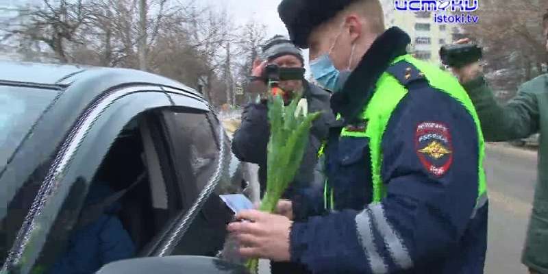 8 Марта встречи орловчанок с инспекторами ГИБДД на дороге стали особенными