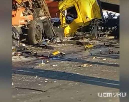 На трассе под Орлом столкнулись три грузовика. Есть погибший